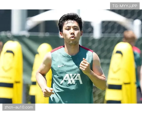 利物浦右后卫远藤航比赛中扭伤被担架抬出，预计长期缺阵